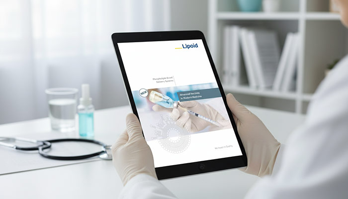 Profissional de saúde segurando tablet com a capa do folder Advanced Vaccines in Modern Medicine, da Lipoid.
