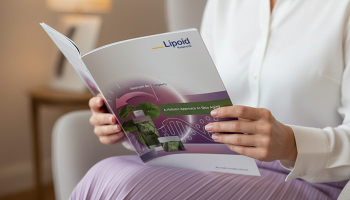 Mulher folheando o flyer Spotlight On Longevity da Lipoid Kosmetik.