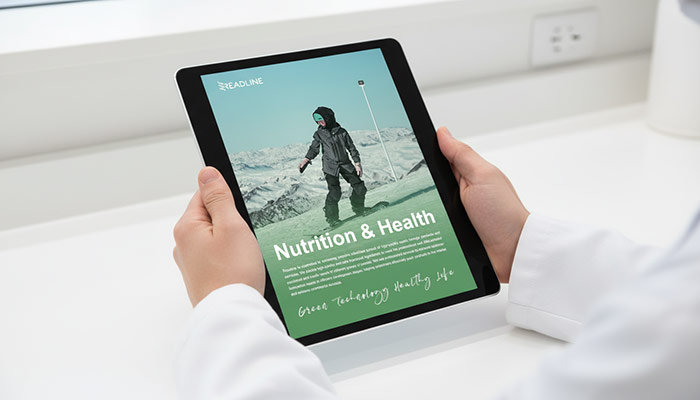 Tablet exibindo a capa do portfólio Nutrition & Health da Readline, segurado por profissional de jaleco branco.